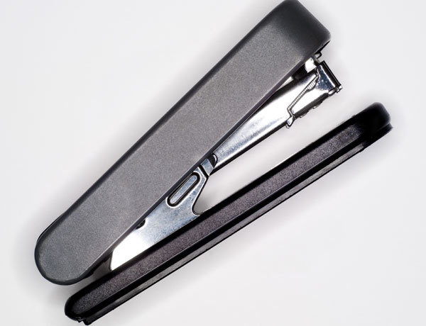 ¿Quién inventó la grapadora?