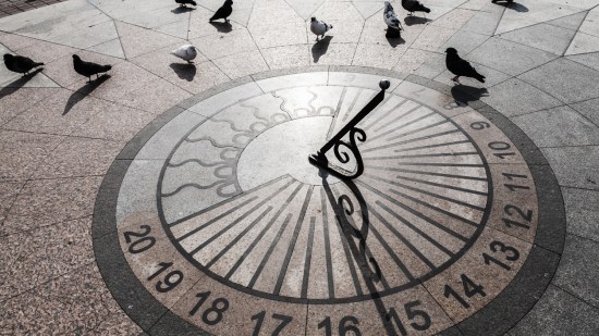 Palomas caminan sobre el reloj de sol urbano sobre pavimento de piedra, en Sevostopol, Crimea /iStock