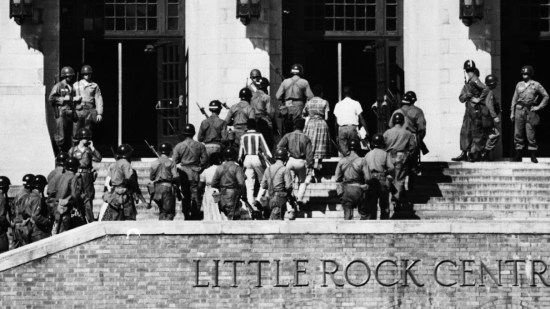 Estudiantes negros escoltados en Little Rock