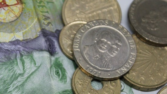 Billetes y monedas en pesetas, la que fuera una de las monedas más longevas de España