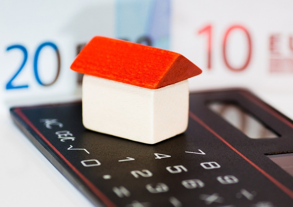 Casa de juguete sobre una calculadora