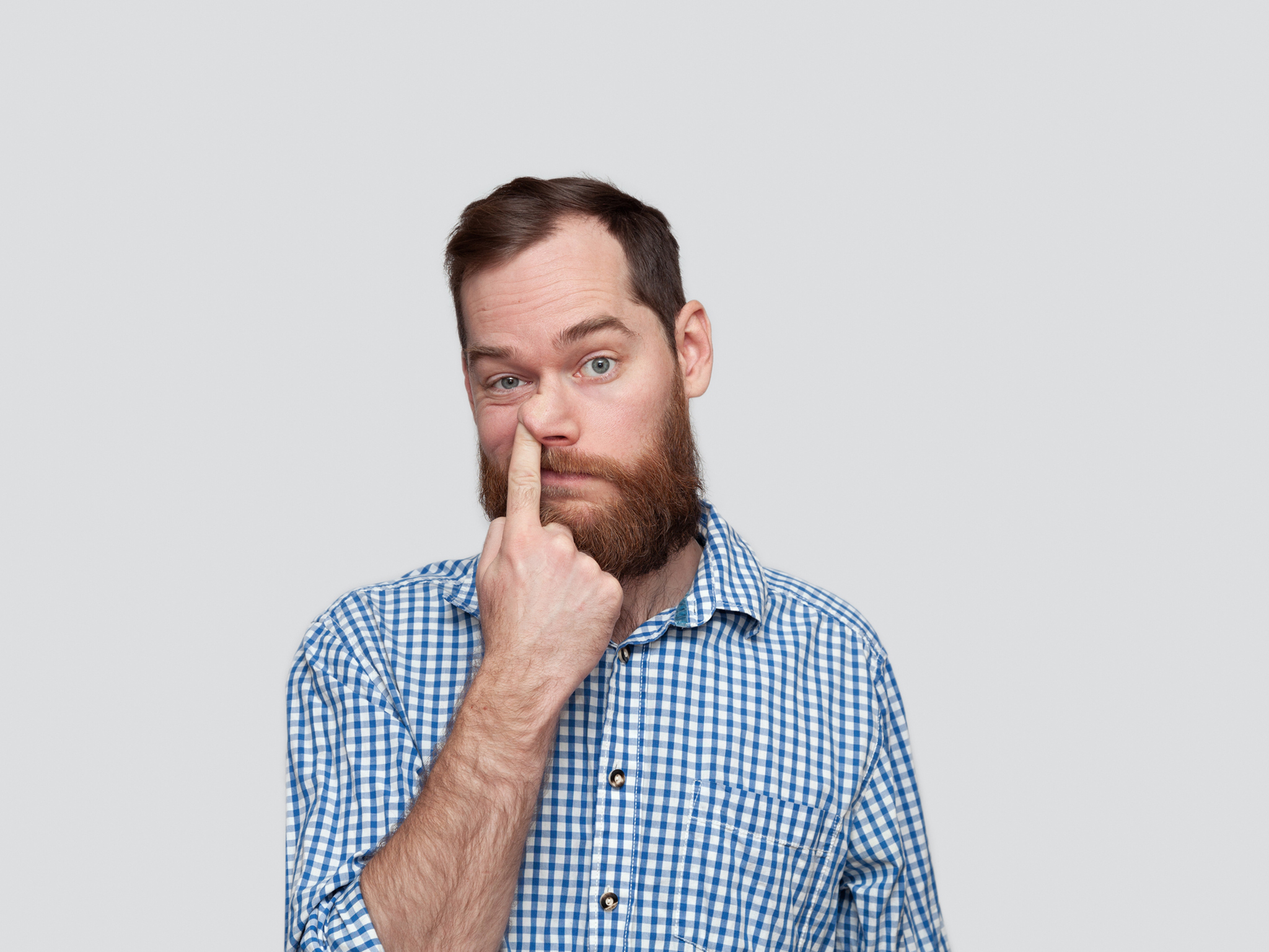 Hombre metiéndose el dedo en la nariz