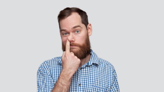 Hombre metiéndose el dedo en la nariz