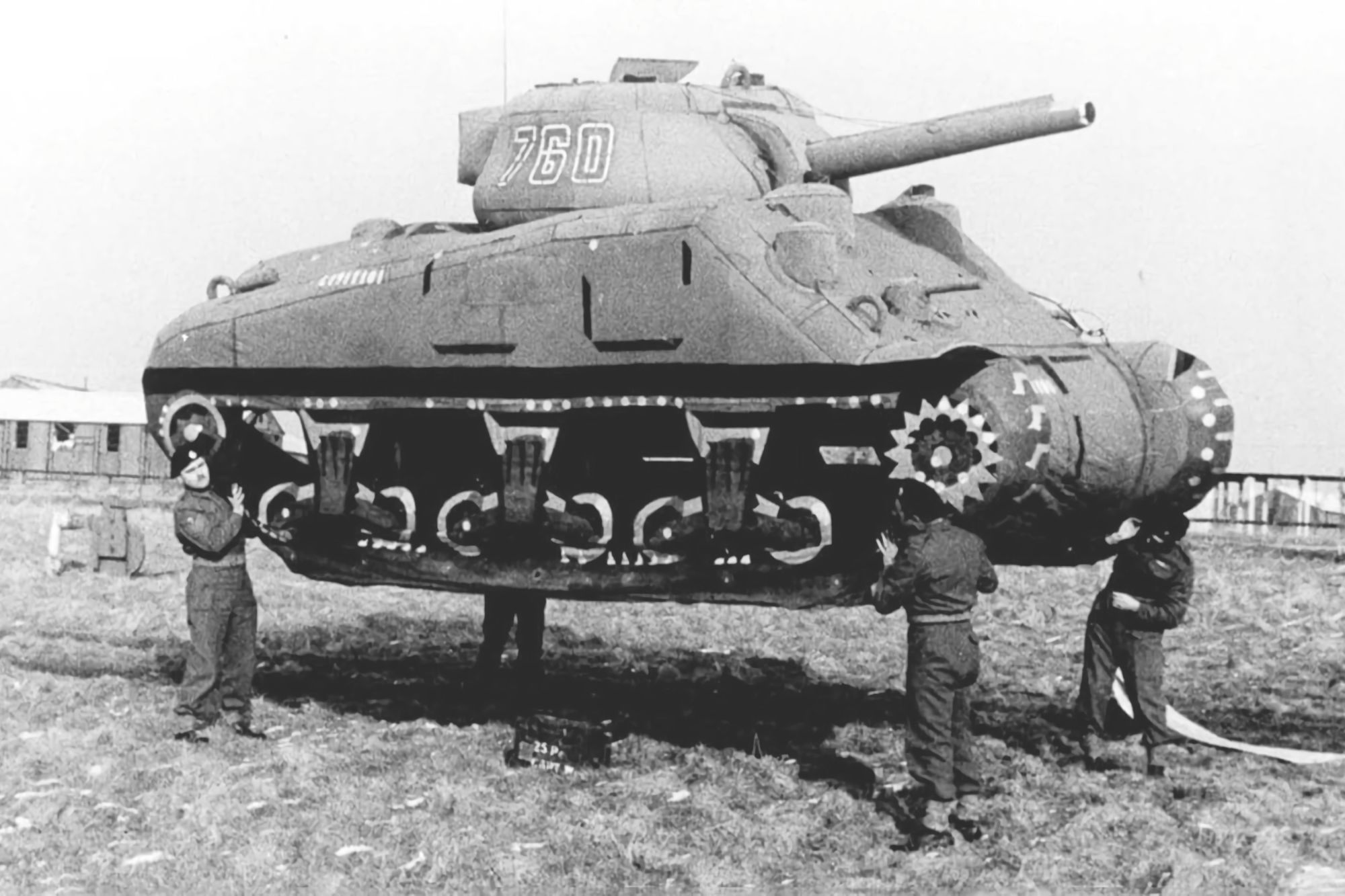 Tanques hinchables, aviones de cartón y otras artes del engaño durante la Segunda Guerra Mundial