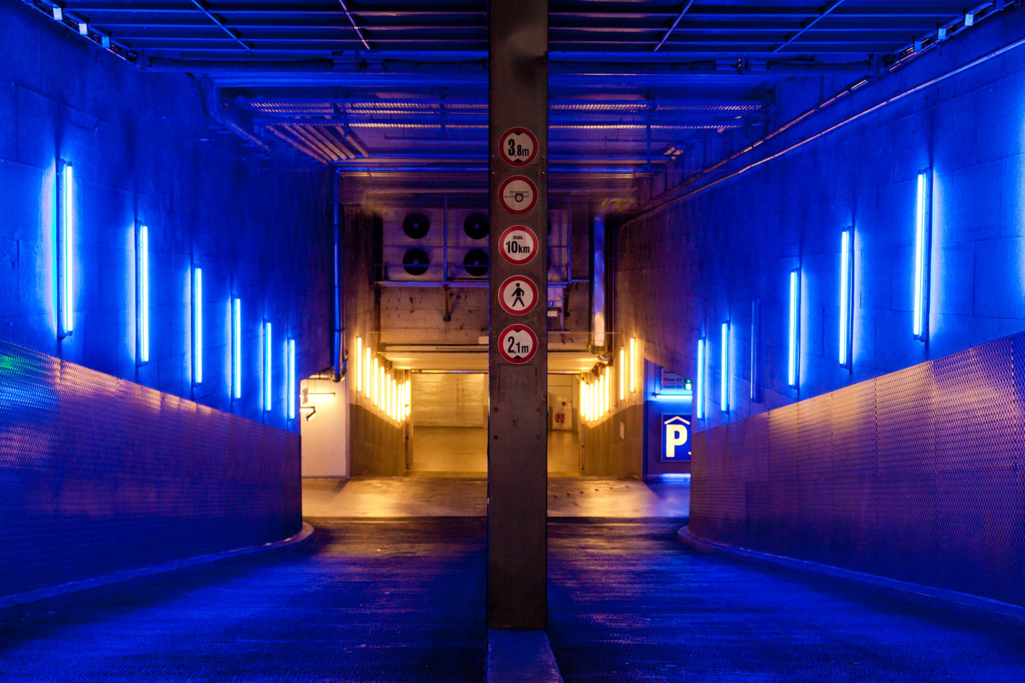 ¿Qué tiene que ver el tubo fluorescente con el descubrimiento del electrón?