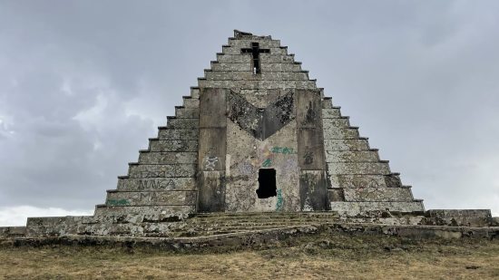 En España hay una pirámide, la construyó Franco y podría ser derribada