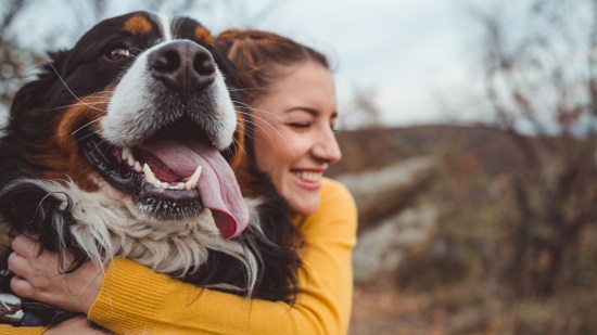 Mujer con perro boyero de Berna