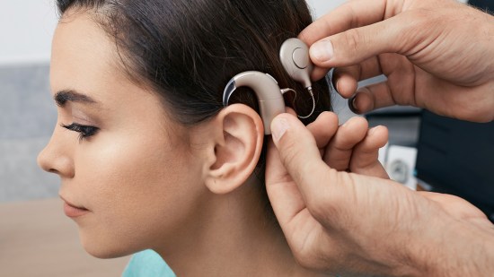 Mujer con implante coclear