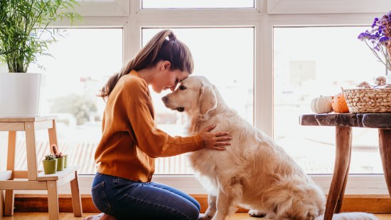 Mujer abrazando a su perro