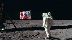 El primer hombre en orinar sobre la Luna