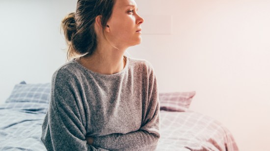 Mujer sentada en la cama
