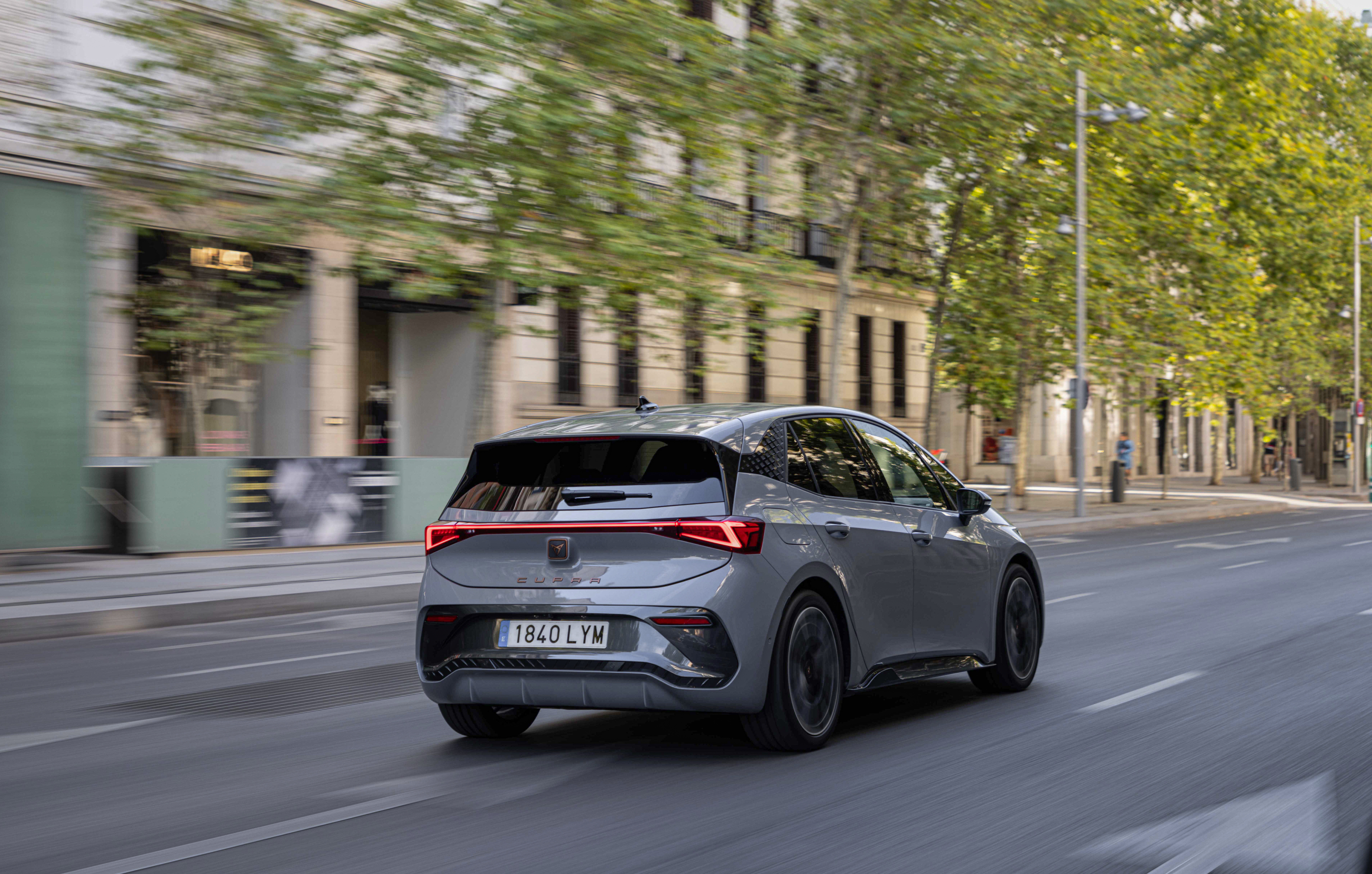 El-CUPRA-Born-amplia-su-gama-y-ya-esta-disponible-con-la-funcion-Plug-Charge_03_HQ