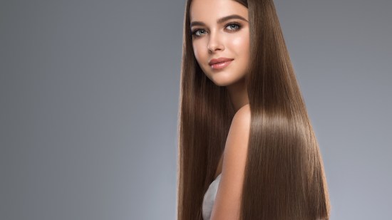 Mujer con el pelo largo