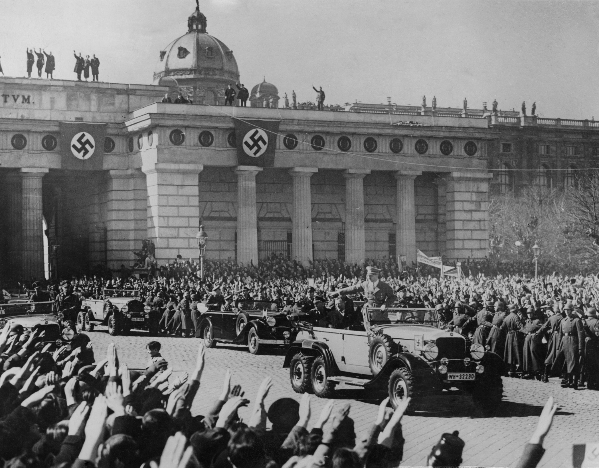 El inquietante disfraz diplomático de Hitler