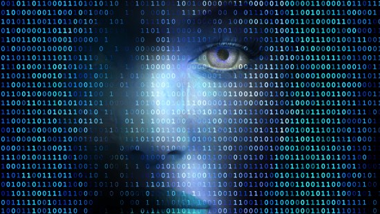 Rostro de mujer y código-binario