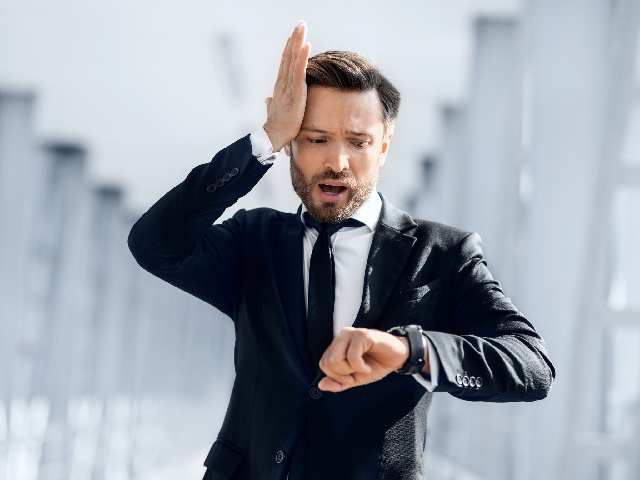 Hombre mirando el reloj