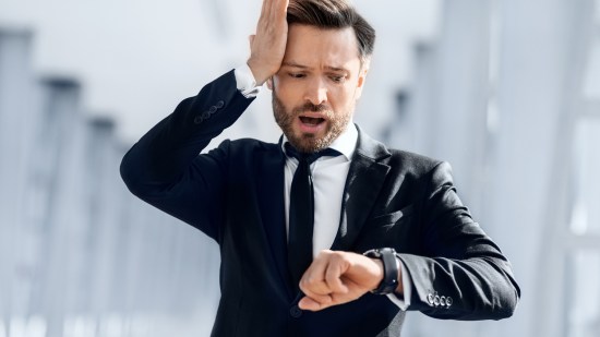 Hombre mirando el reloj