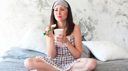 Mujer triste comiendo helado