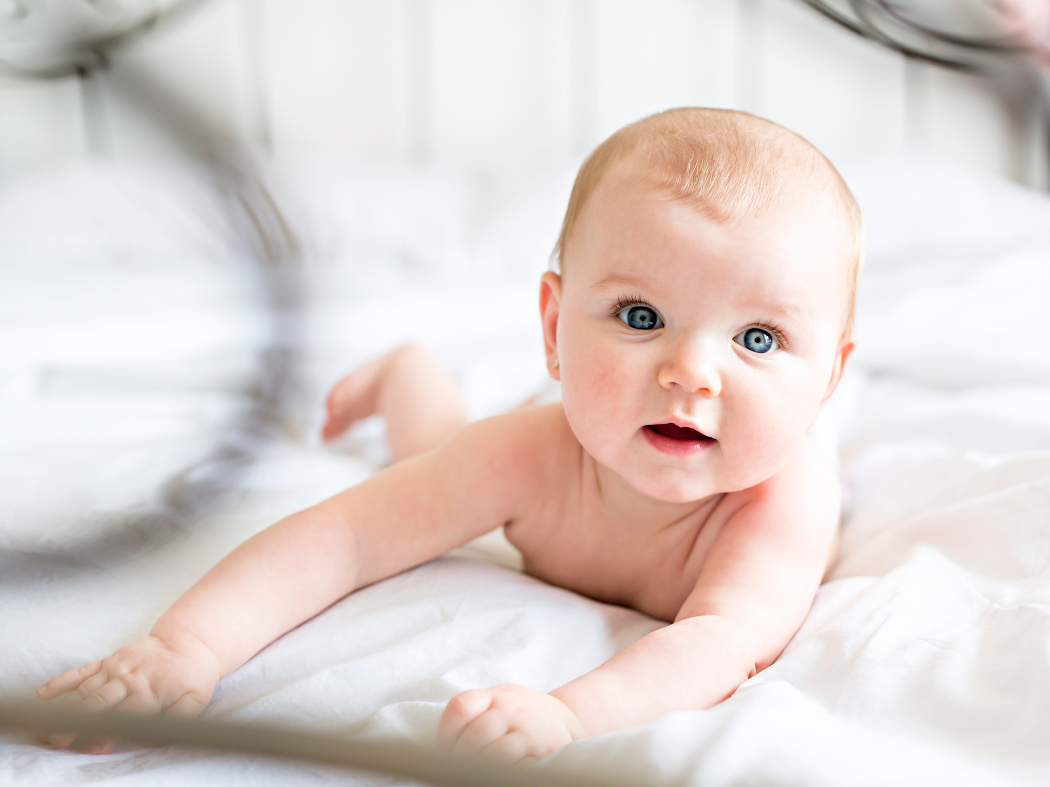 Bebé con los ojos azules