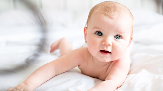 Bebé con los ojos azules