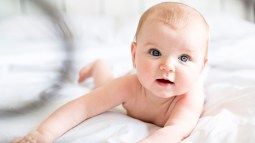 Bebé con los ojos azules