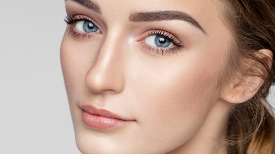 Mujer con los ojos azules