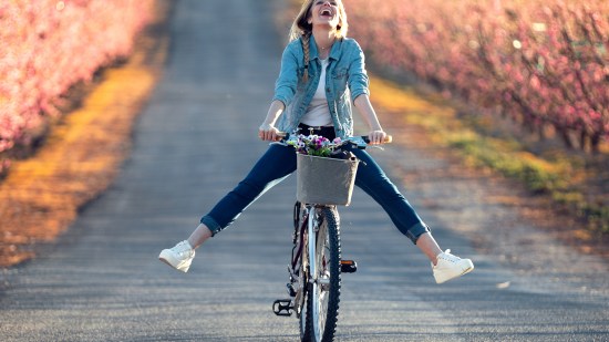 Mujer montando en bicicleta