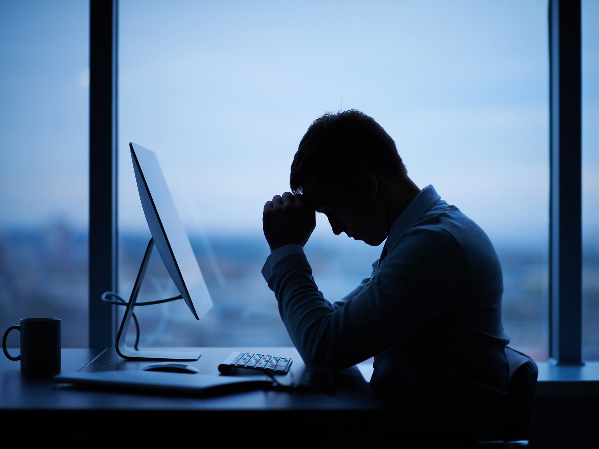 Hombre trabajando con ordenador