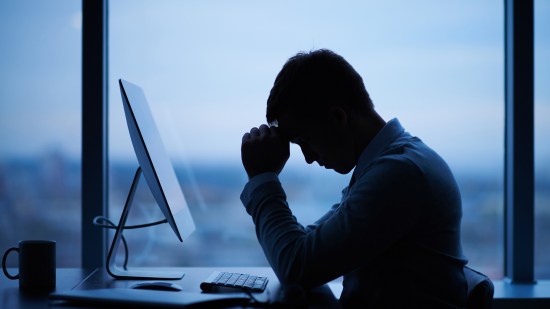 Hombre trabajando con ordenador