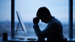 Hombre trabajando con ordenador