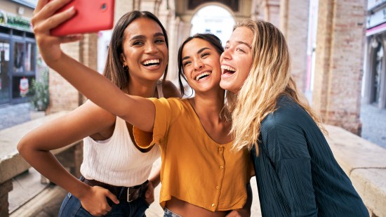 Amigas haciéndose un selfie