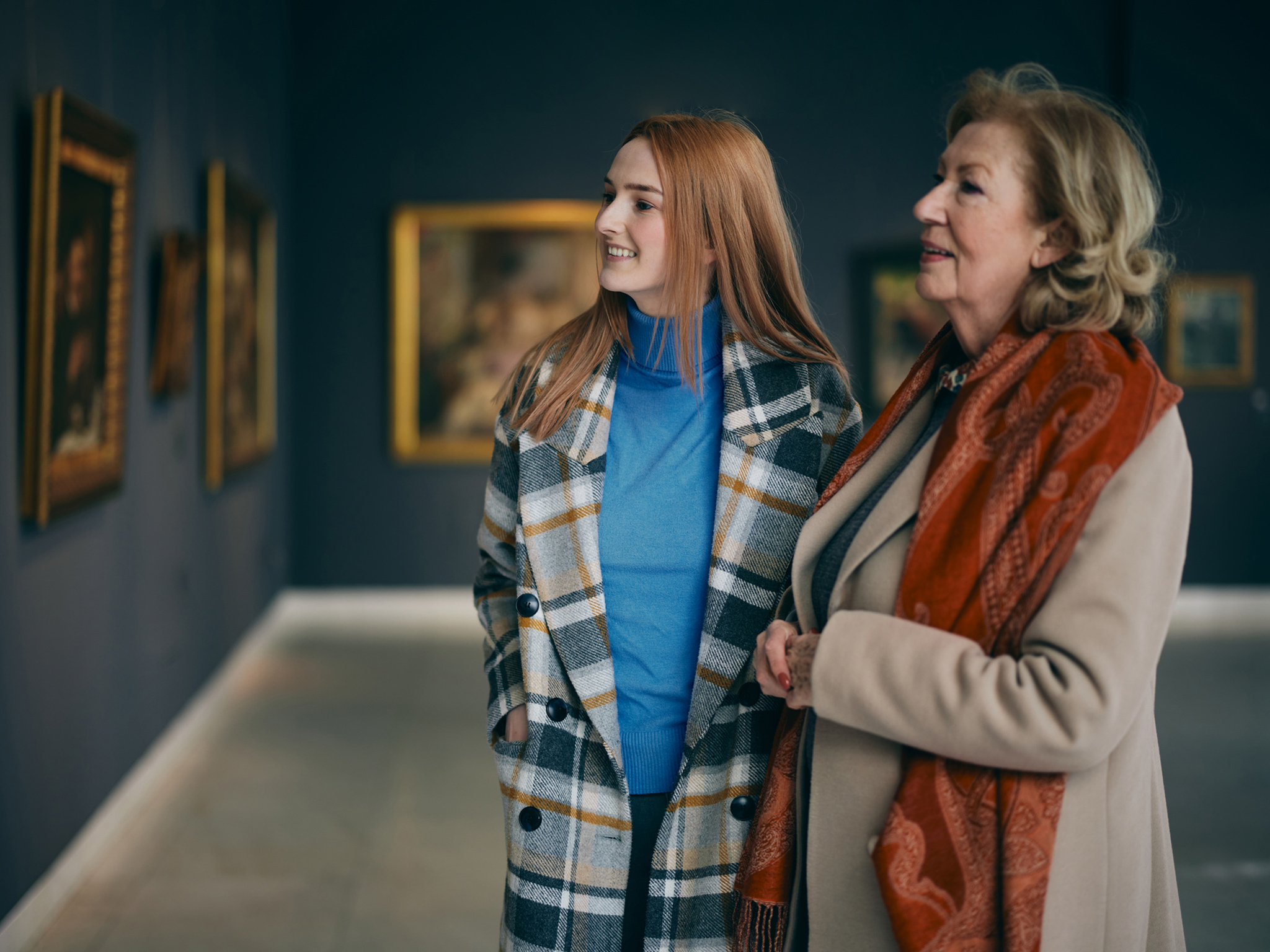 Personas en un museo