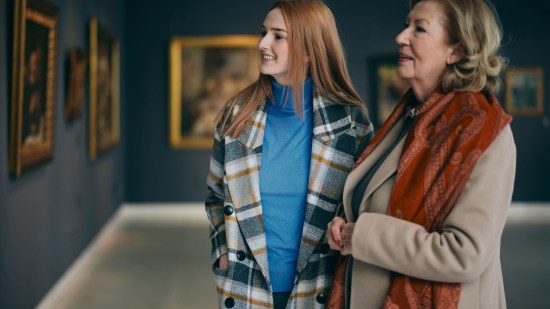 Personas en un museo