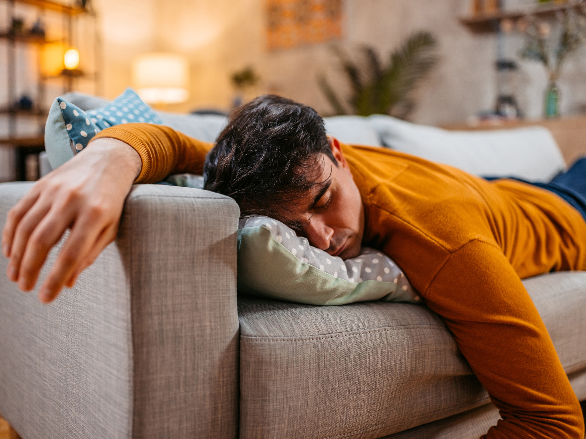 Hombre echándose la siesta