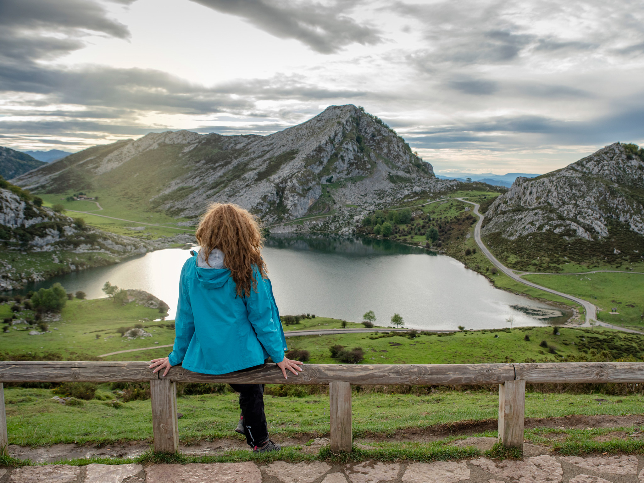 Mujer en un lago