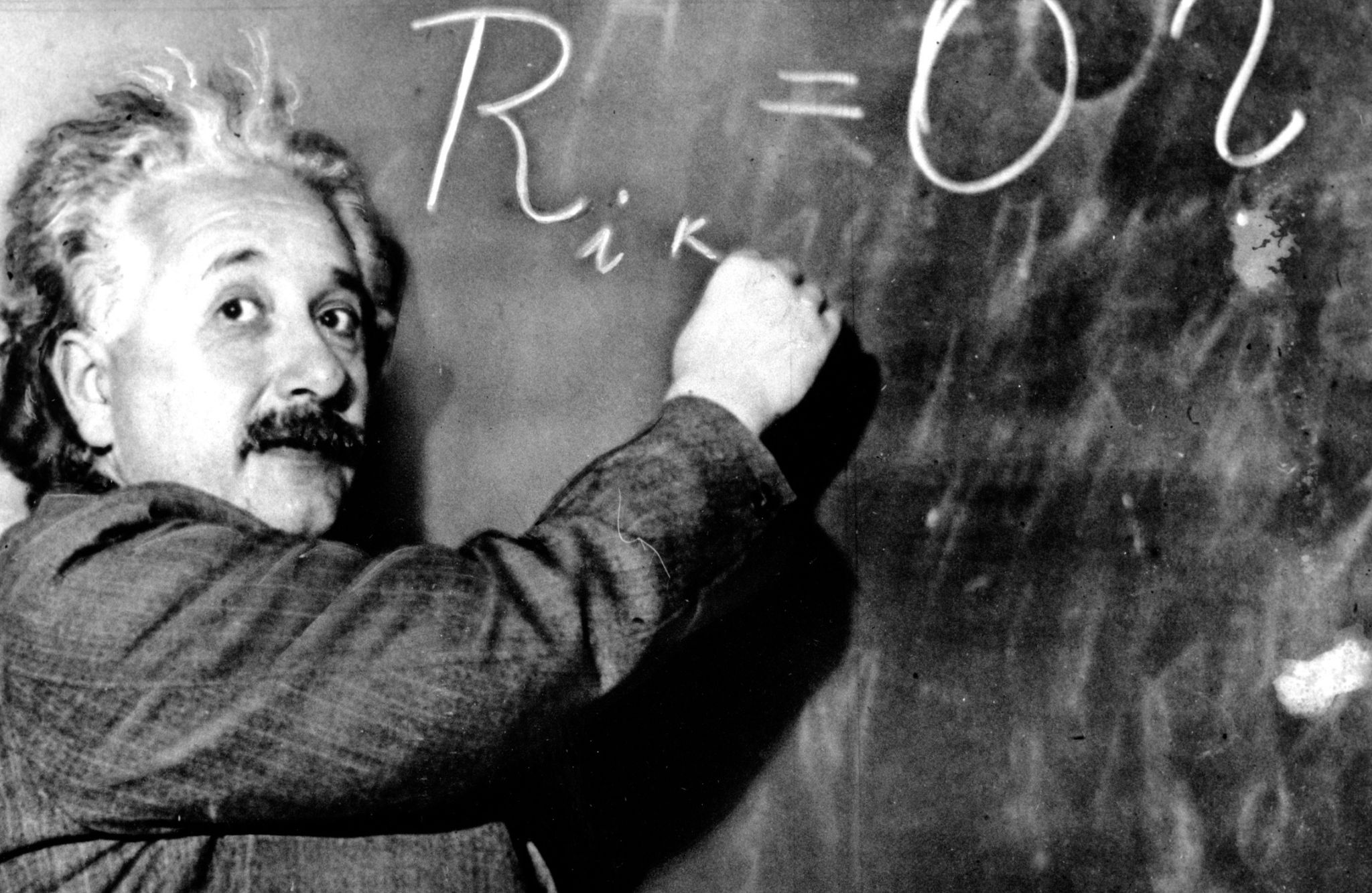 Einstein escribiendo en una pizarra en Pasadena