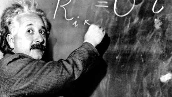 Einstein escribiendo en una pizarra en Pasadena