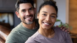 Pareja sonriendo en el sillón
