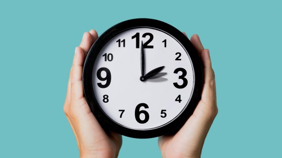 Manos sosteniendo un reloj