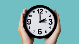 Manos sosteniendo un reloj