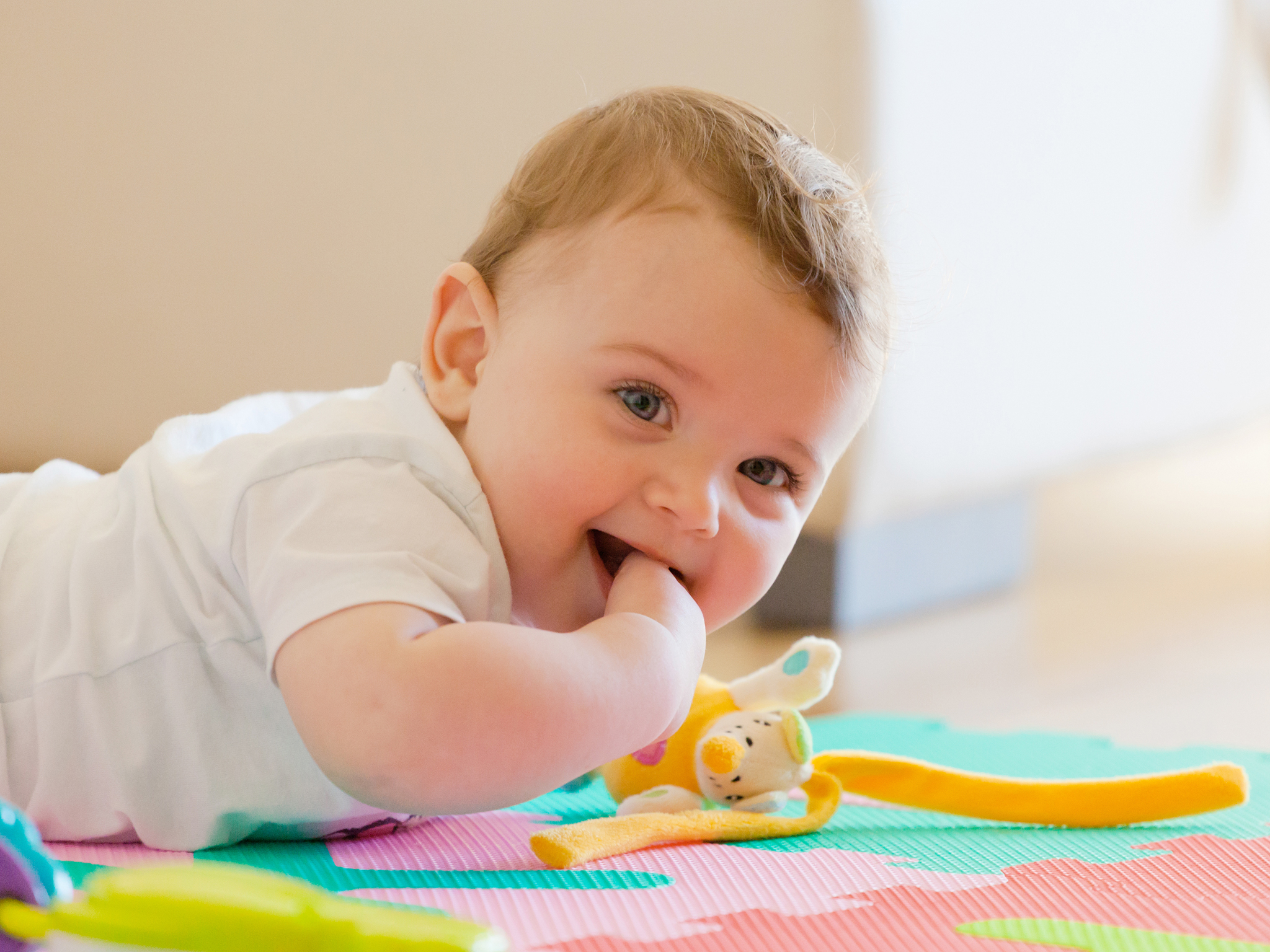 Bebé con la mano en la boca