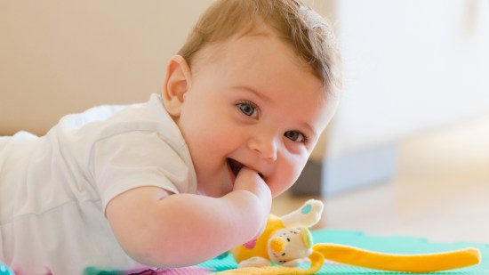 Bebé con la mano en la boca