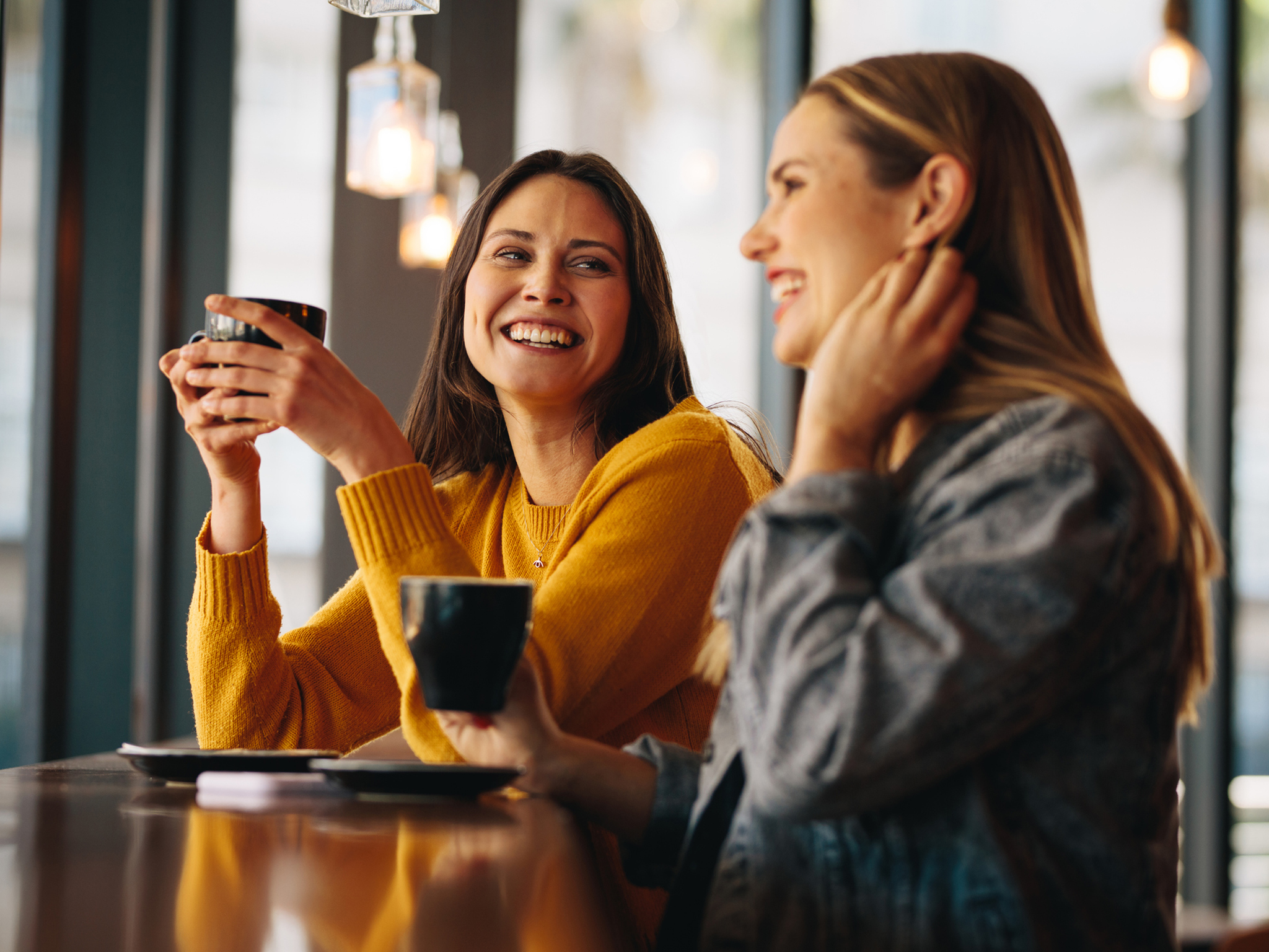 Mujeres hablando en una cafetería
