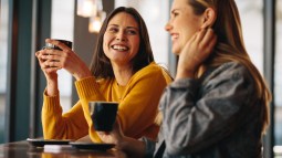 Mujeres hablando en una cafetería