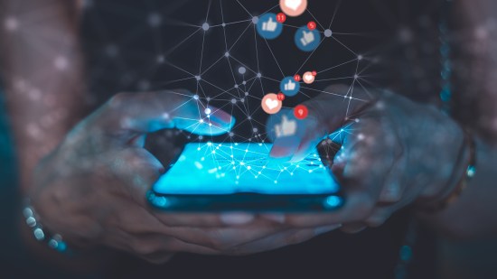 Mujer con el móvil Facebook