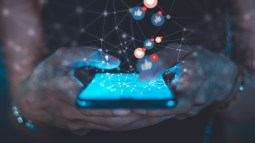 Mujer con el móvil Facebook