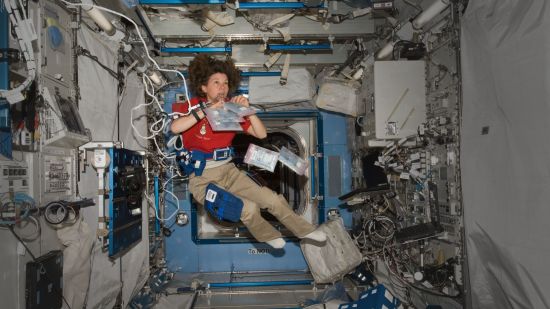 Los astronautas no flotan en el espacio