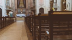 Bancos de una iglesia