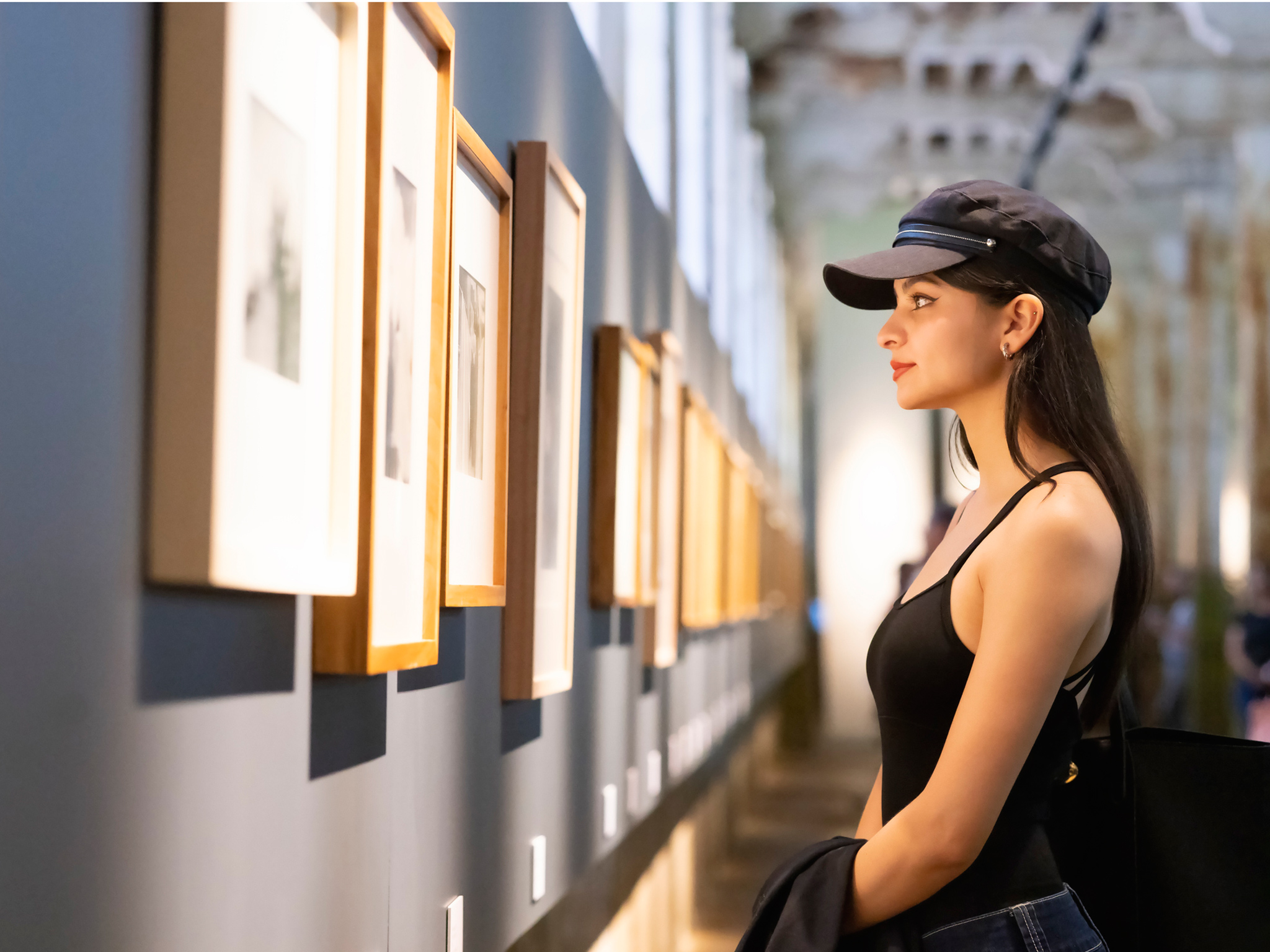 Mujer mirando cuadros
