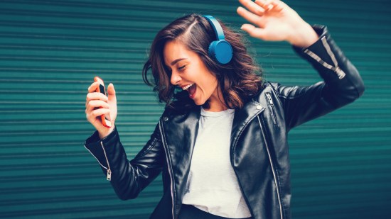 Mujer escuchando música